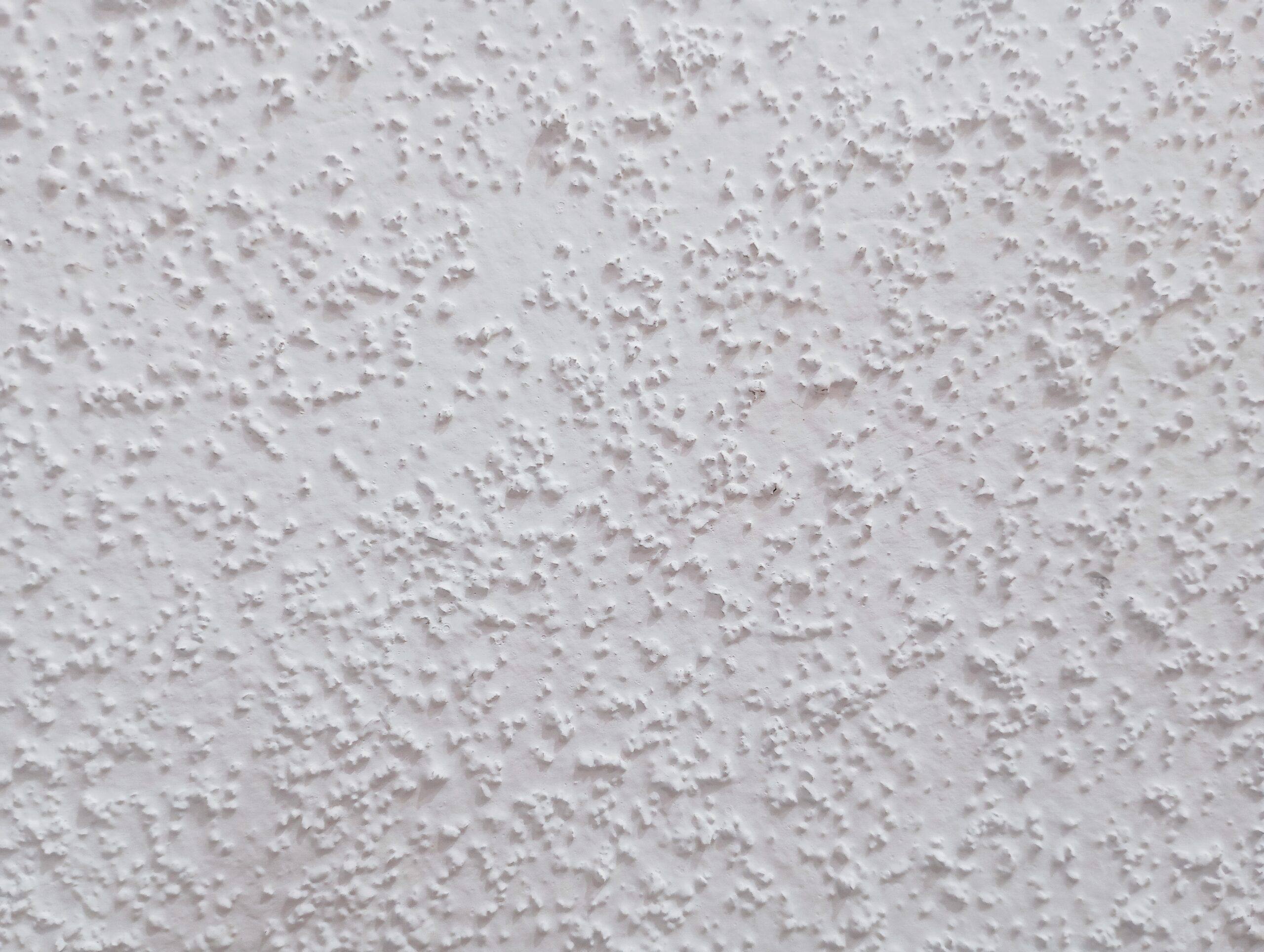 Pared blanca con textura de gotelé fino y uniforme