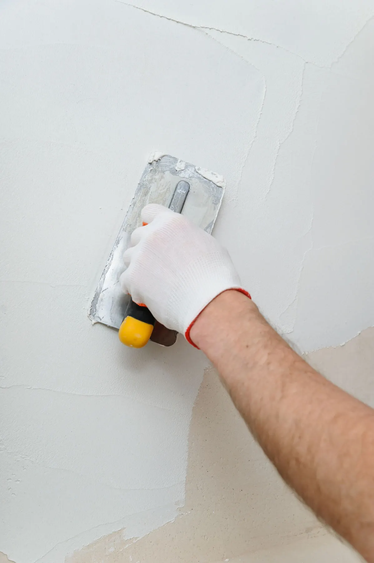 Aplicación de pasta de revestimiento con llana sobre una pared