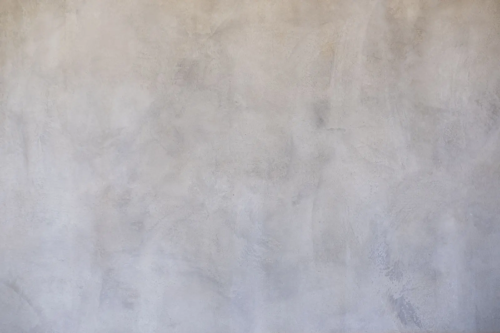 Detalle de una superficie gris efecto cemento vista con luz rasante