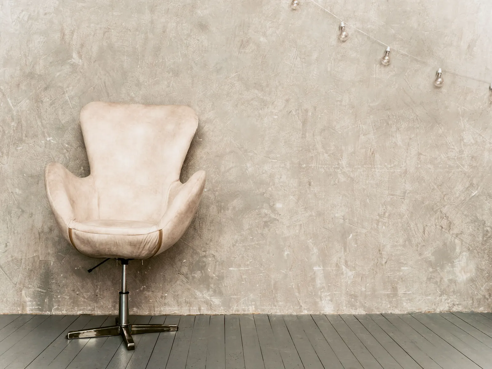 Salón con pared de acabado gris claro efecto cemento